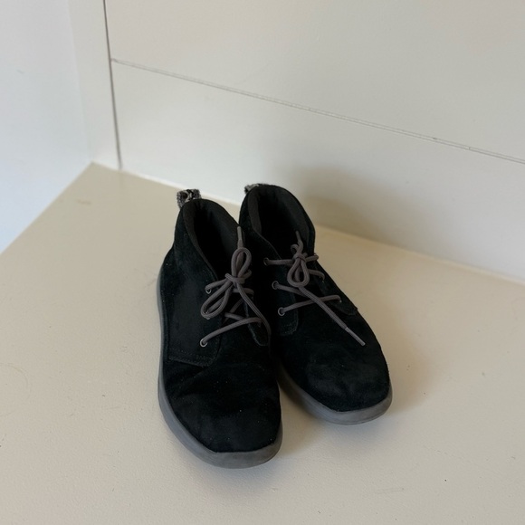 UGG Threadlite by UGG Black Suede size 2 black - Picture 6 of 6